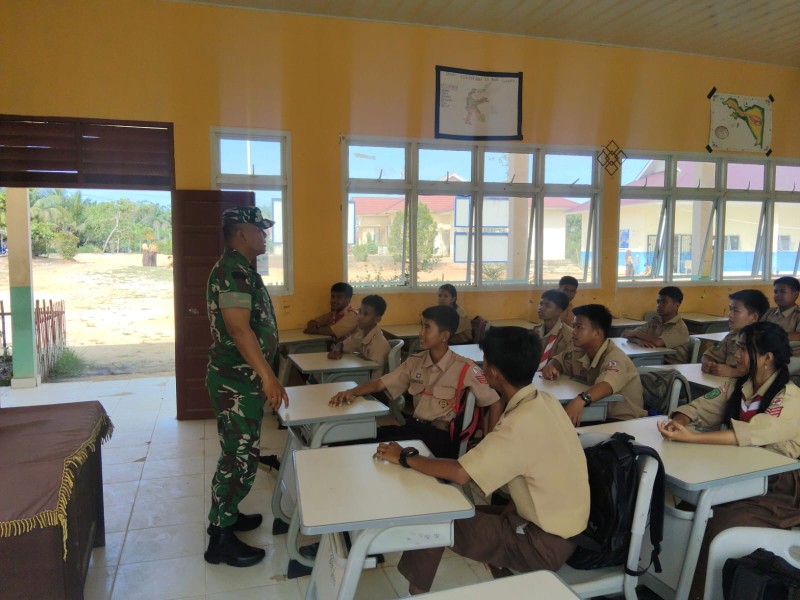 Babinsa Koptu P. Samosir, Berikan Pemahaman Pancasila Kepada Siswa SMPN 7 Talang Muandau