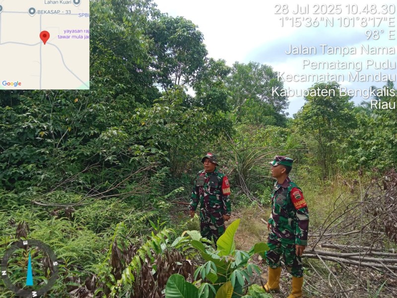Babinsa Sertu Fikri, Serda ML. Silaban Berpatroli Karhutla di Kelurahan Pematang Pudu, Mandau