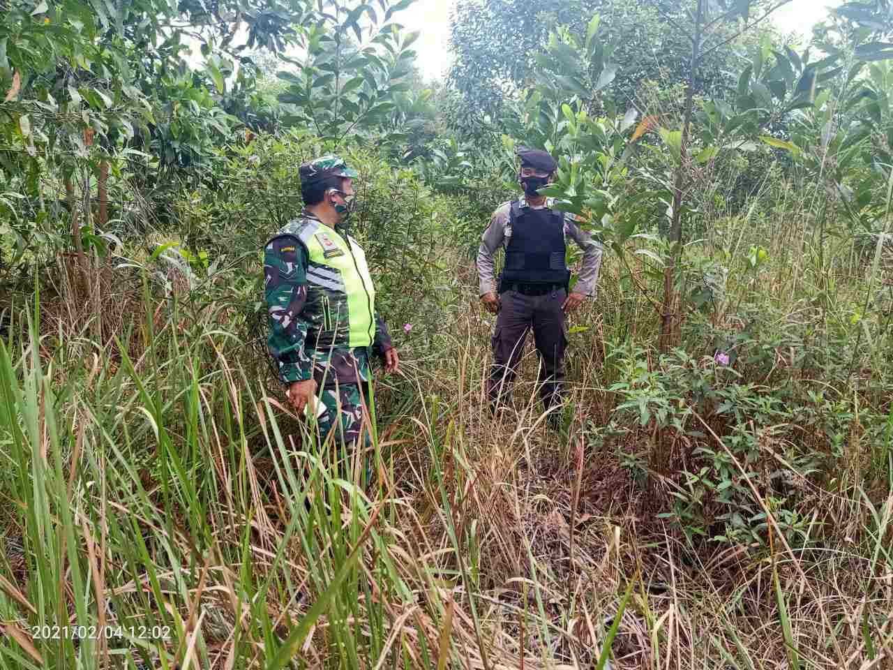 Serda Rosdianto dan Personil Polsek Mandau, Patroli Karhutla di Pematang Pudu