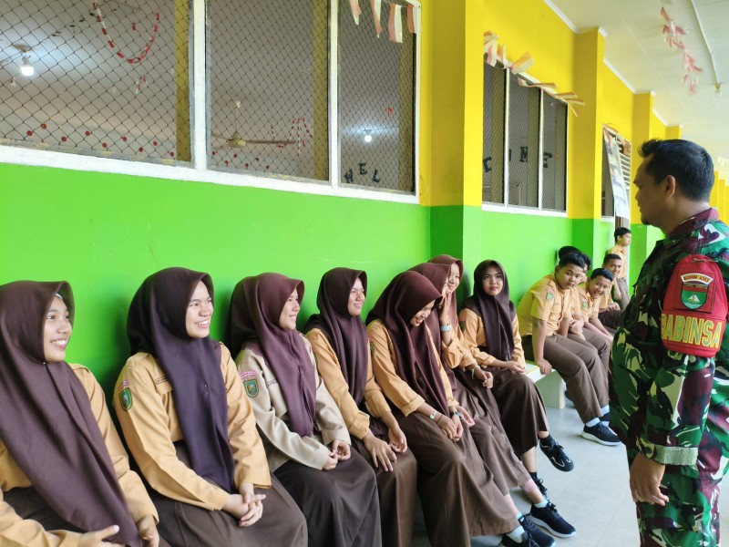 Babinsa Serka Junaidi Berikan Pemahaman Pancasila Kepada Siswa SMPN 1 Air Jamban, Bengkalis
