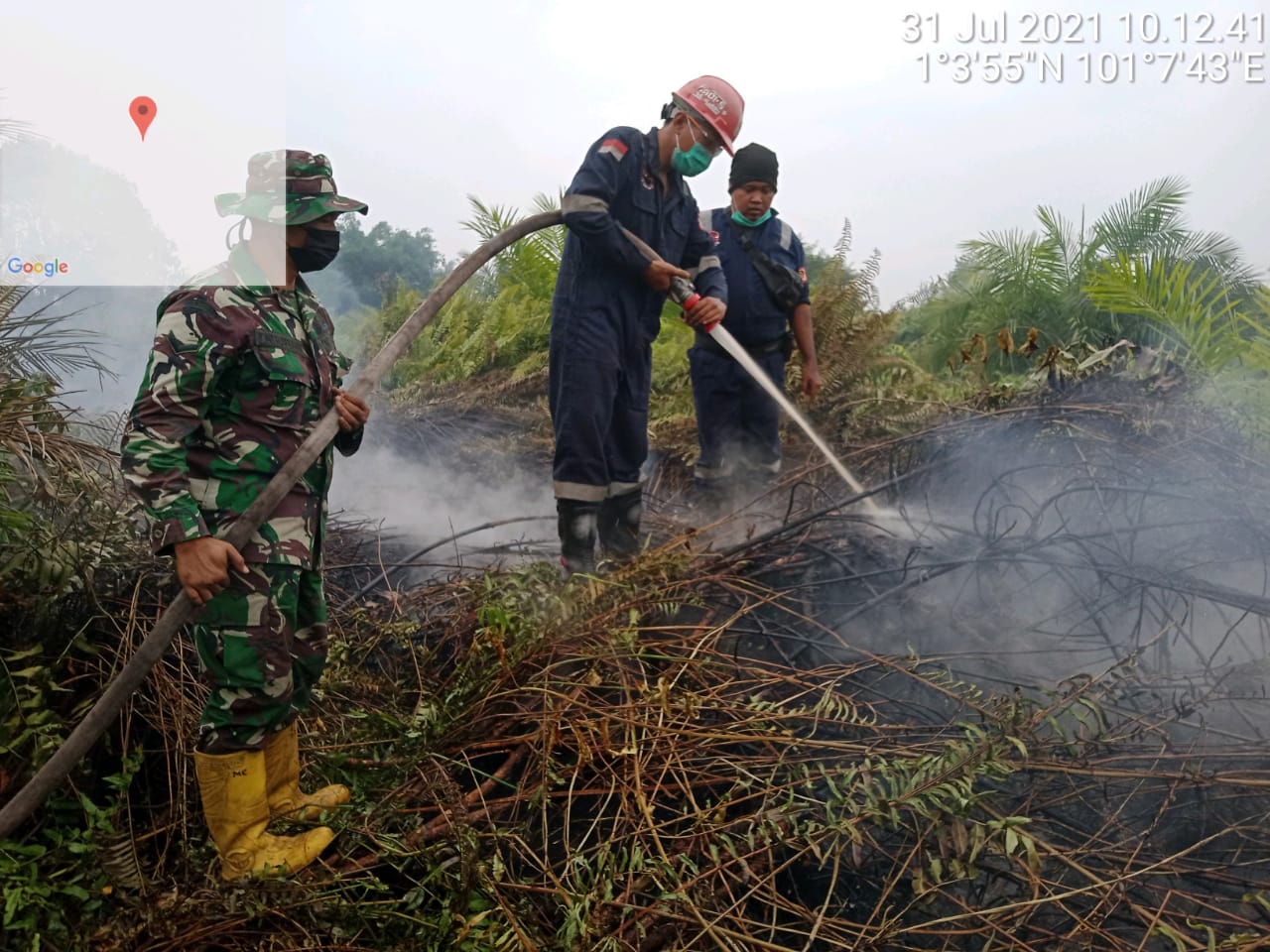 Hari Ke 2 Pemadaman, Serma Suprapto Berjibaku Memadamkan dan Pendinginan Asap di Desa Pangkalan Libut, Pinggir