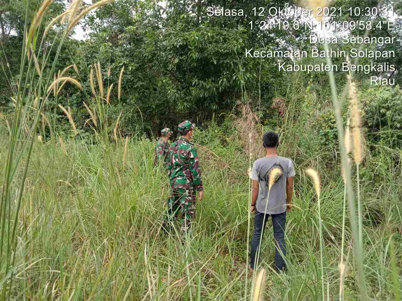 Koptu Ml. Silaban dan Pratu Alif Patroli Karhutla di Desa Sebangar Hingga Air Kulim