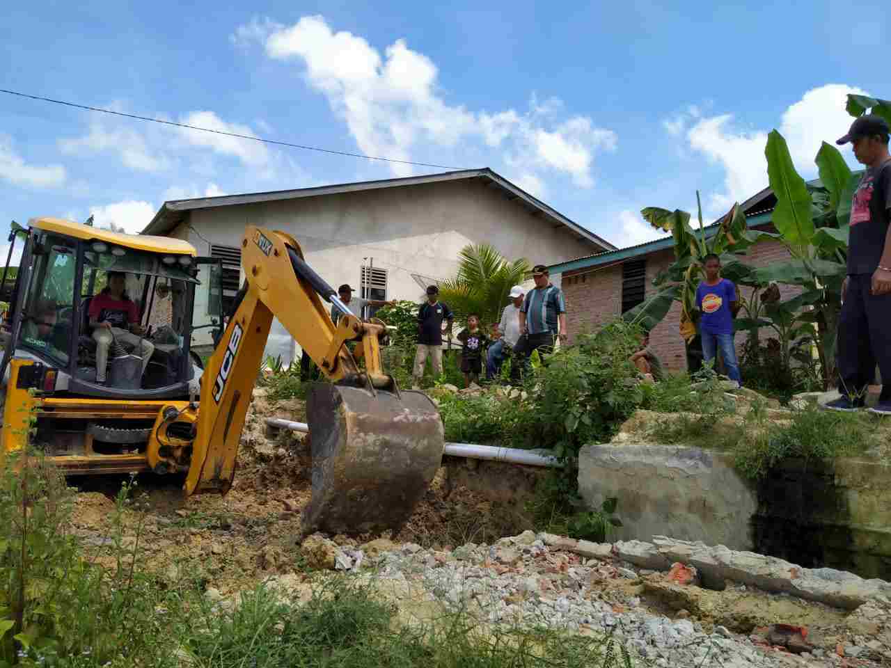 Bersihkan Mesjid, Roni Untung Turun Langsung Ikut Goro