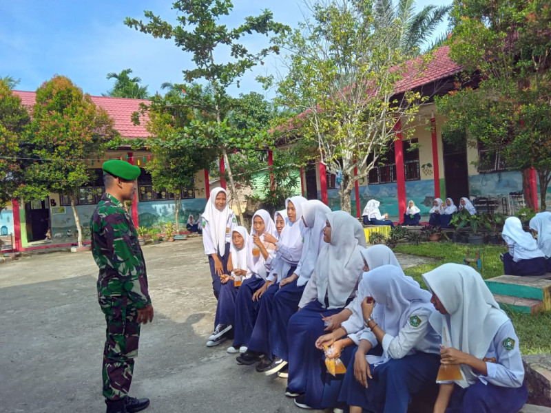 Babinsa Serda Rico Rahman Berikan Komsos Pancasila Kepada Siswa Yayasan Al Muhajirin Desa Muara Basung