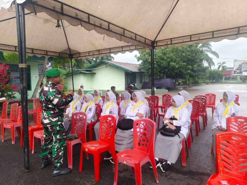 Babinsa Sertu Roy P., Berikan Penyuluhan Pancasila Kepada Siswa SMAN 1 Mandau, di Kampung Pancasila