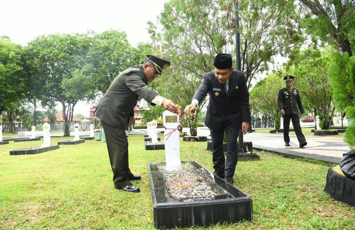 Beri Penghormatan, Kodim 0303 Bengkalis Ziarahi Makam Pahlawan Sempena HUT ke - 80 TNI
