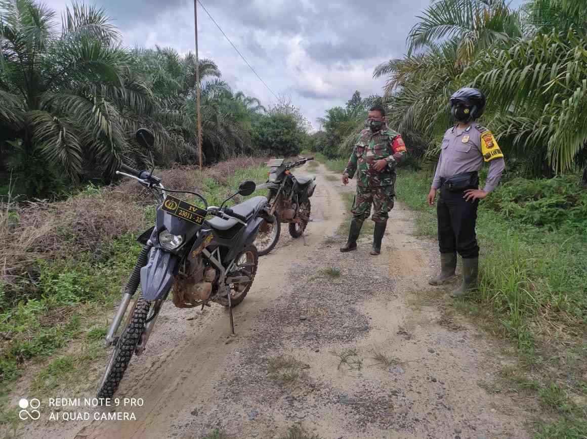 Serda Chandrawan dan Aipda Jaka Sinergitas Patroli Karhutla di Desa Tasik Serai