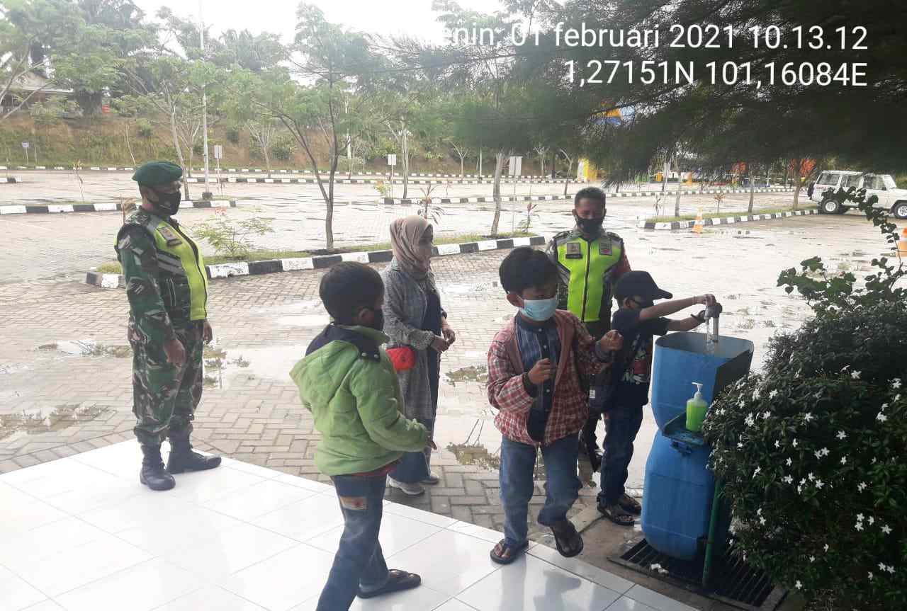 Antisipasi Penularan Covid-19, Serka Fauzi, Serka N. Saragih Giat Sosialisasi Protkes di Labersa