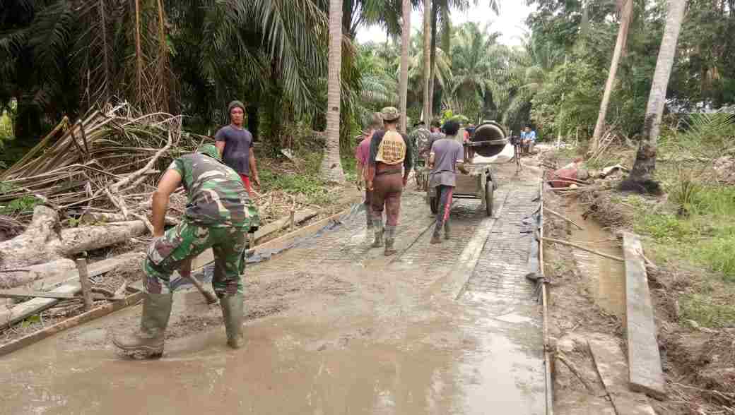 Keharmonisan TNI dan Warga Terlihat di Kegiatan TMMD