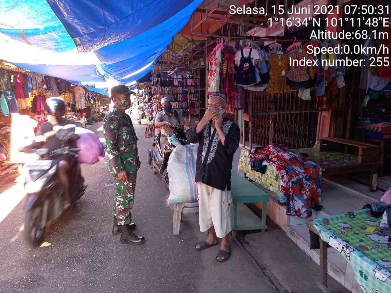 Serka Fauzi Himbau Pengunjung Pasar Dewi Sartika Mandau Agar Protkes