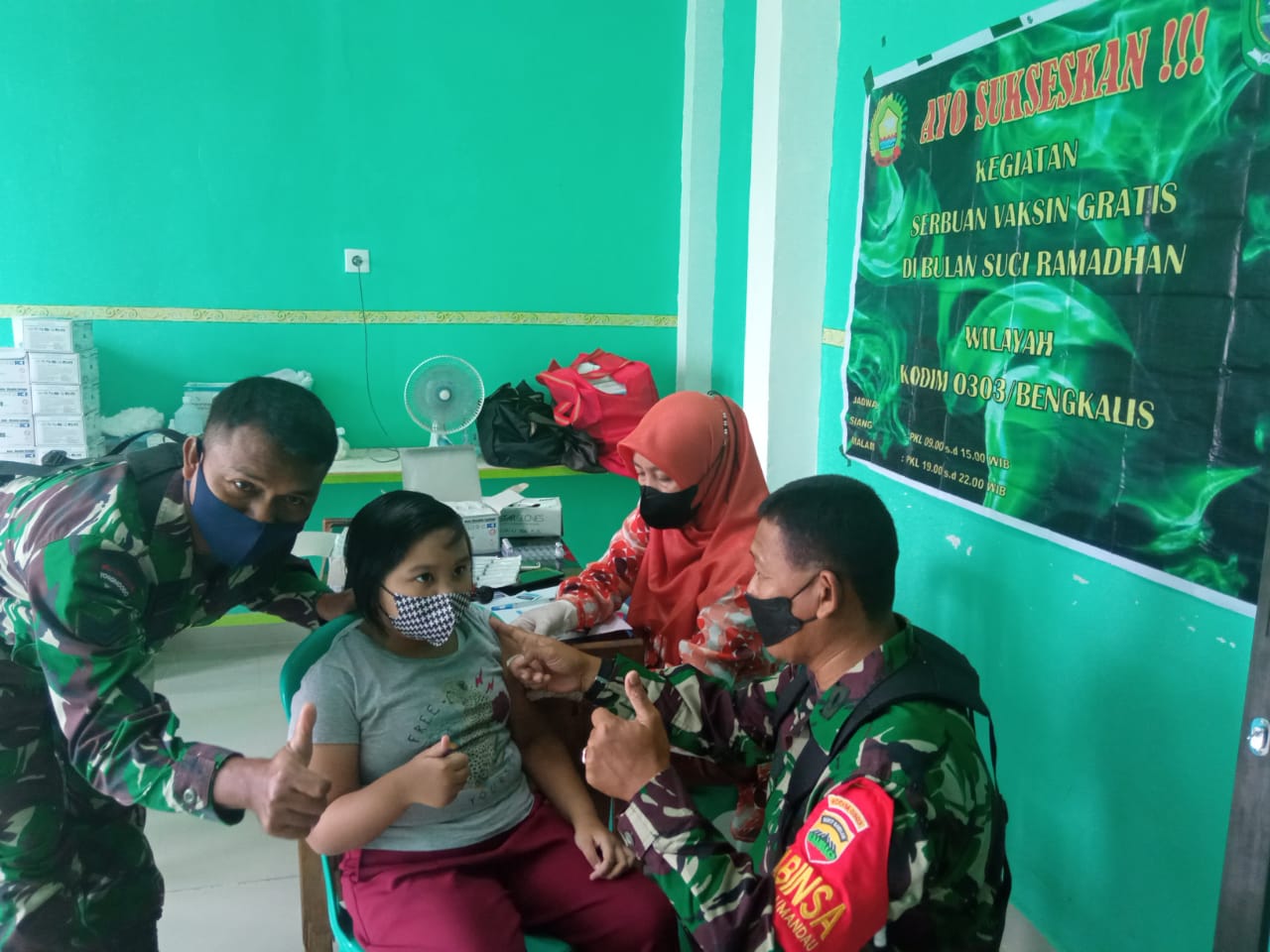 Babinsa Pelda Amiruddin, Serka Ristiyo dan Praka Alif Dampingi Vaksinasi Mobile Puskesmas Duri Kota