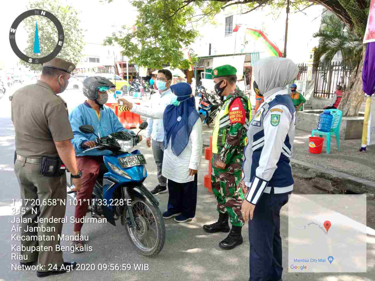 Tim Gabungan Cek Warga Yang Melintas di Pos Depan Kantor Camat Mandau