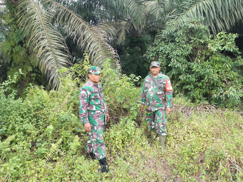 Terus Laksanakan Patroli, Babinsa Koramil 03/Mandau Serka N. Saragih dan Serda Paino di Balai Raja