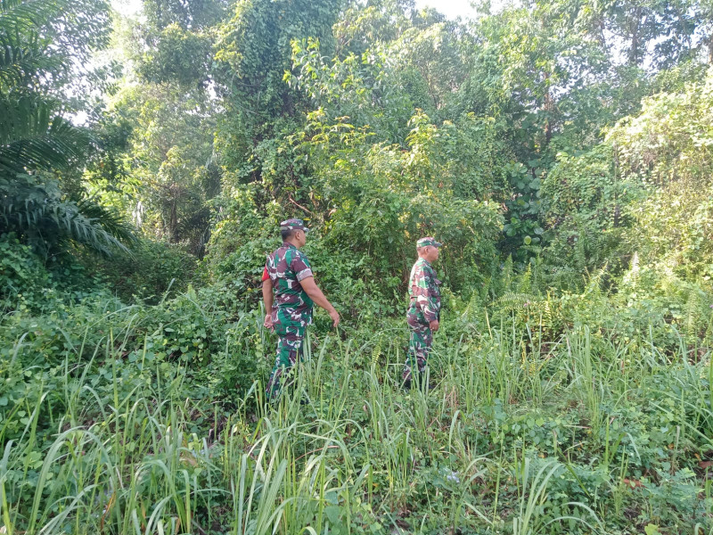 Terus Laksanakan Patroli, Babinsa Koramil 03/Mandau Sertu P. Sinaga dan Kopda P. Samosir di Dusun Kijang Desa Melibur