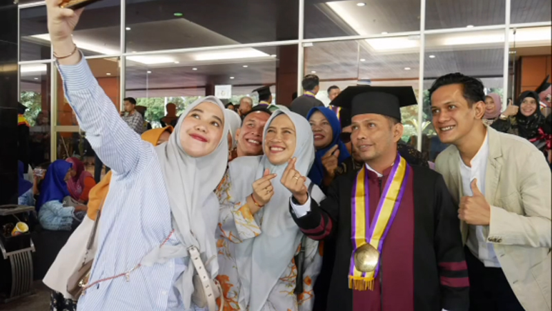 Azwendi Terima Gelar Magister Manajemen dari Pascasarjana Unilak
