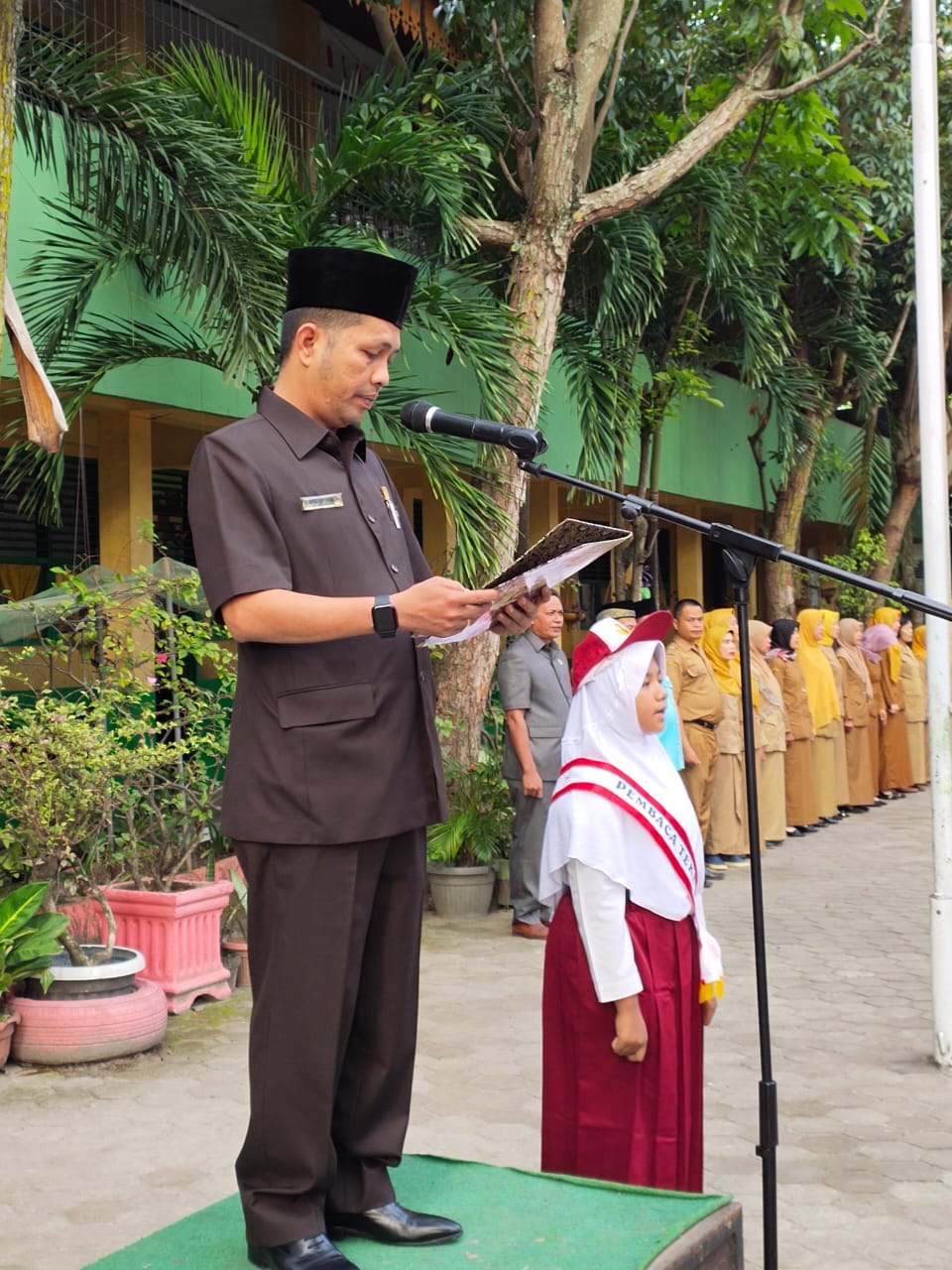 Jadi Pembina Upacara, Wakil Ketua DPRD Pekanbaru:  Manfaatkan Waktu Dengan Hal Yang Bermanfaat