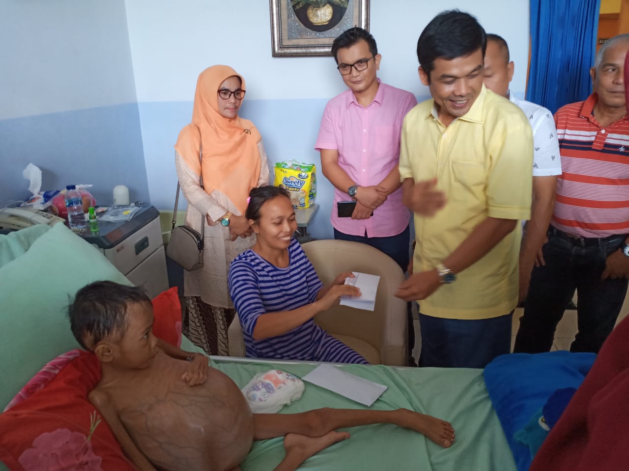 Fraksi Golkar Pekanbaru Kunjungi Pasien Tumur Ginjal di RS PMC