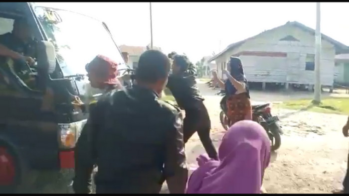 Warga di Riau Hadang Mobil Polisi